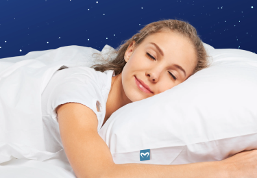 Frau schläft auf der Seite, die Wange auf einem MelaSleep Kissen
